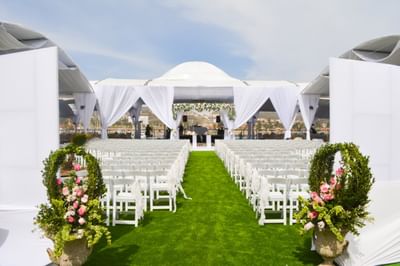 Outdoor wedding ceremony arranged at Hotel Coral y Marina
