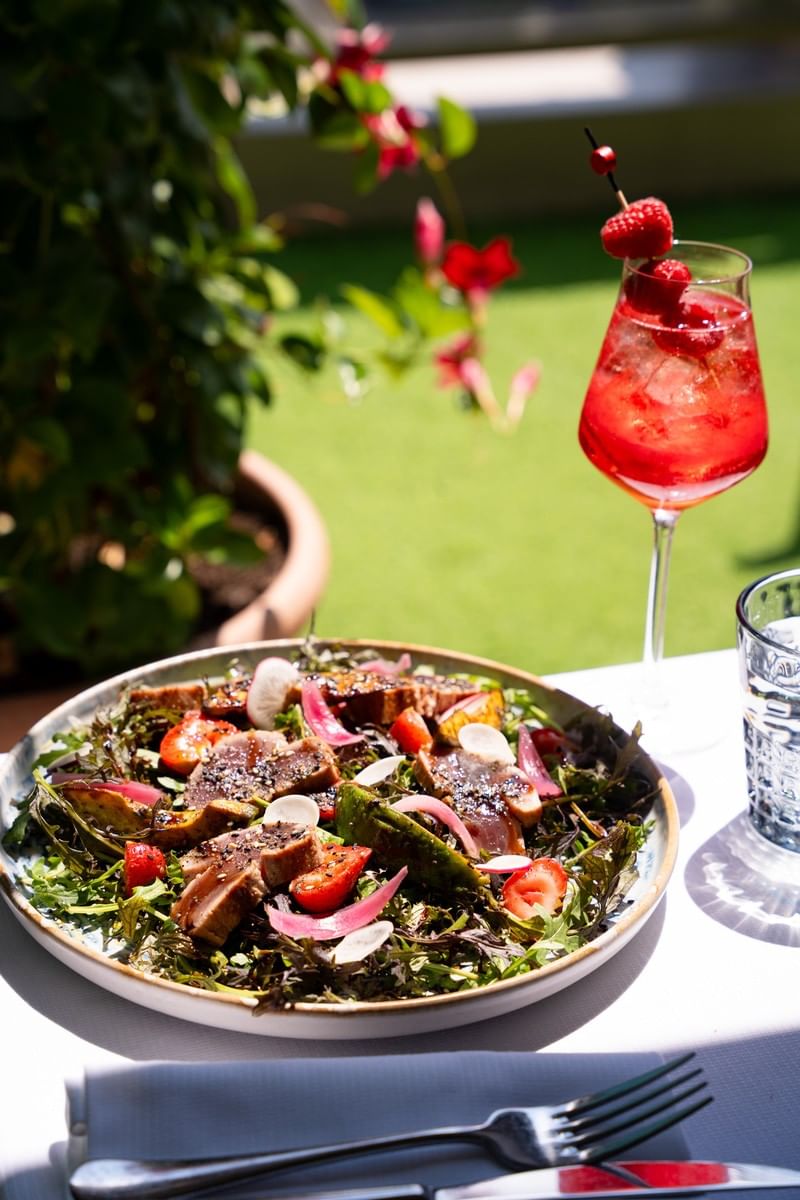 Tataki de thon en salade, avocats grillés et pickles de fraises  