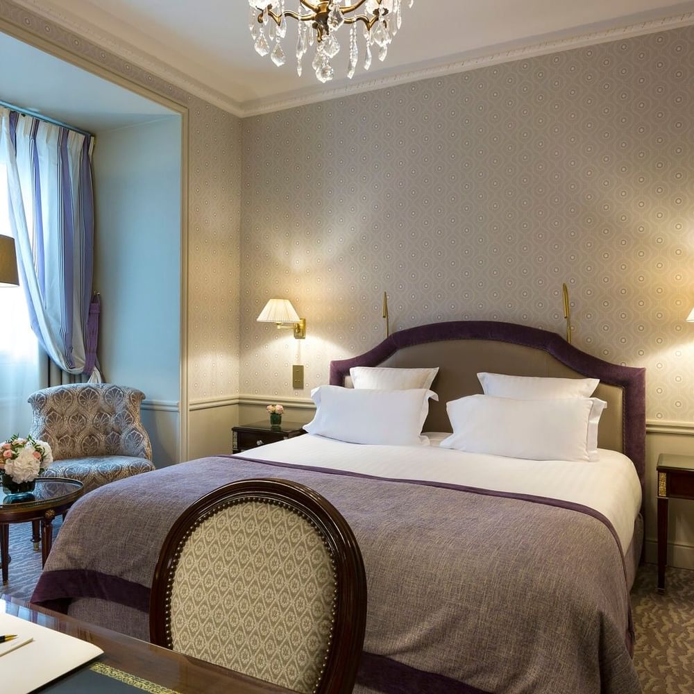 Élégante chambre Executive avec un grand lit à l'Hôtel Westminster Paris.