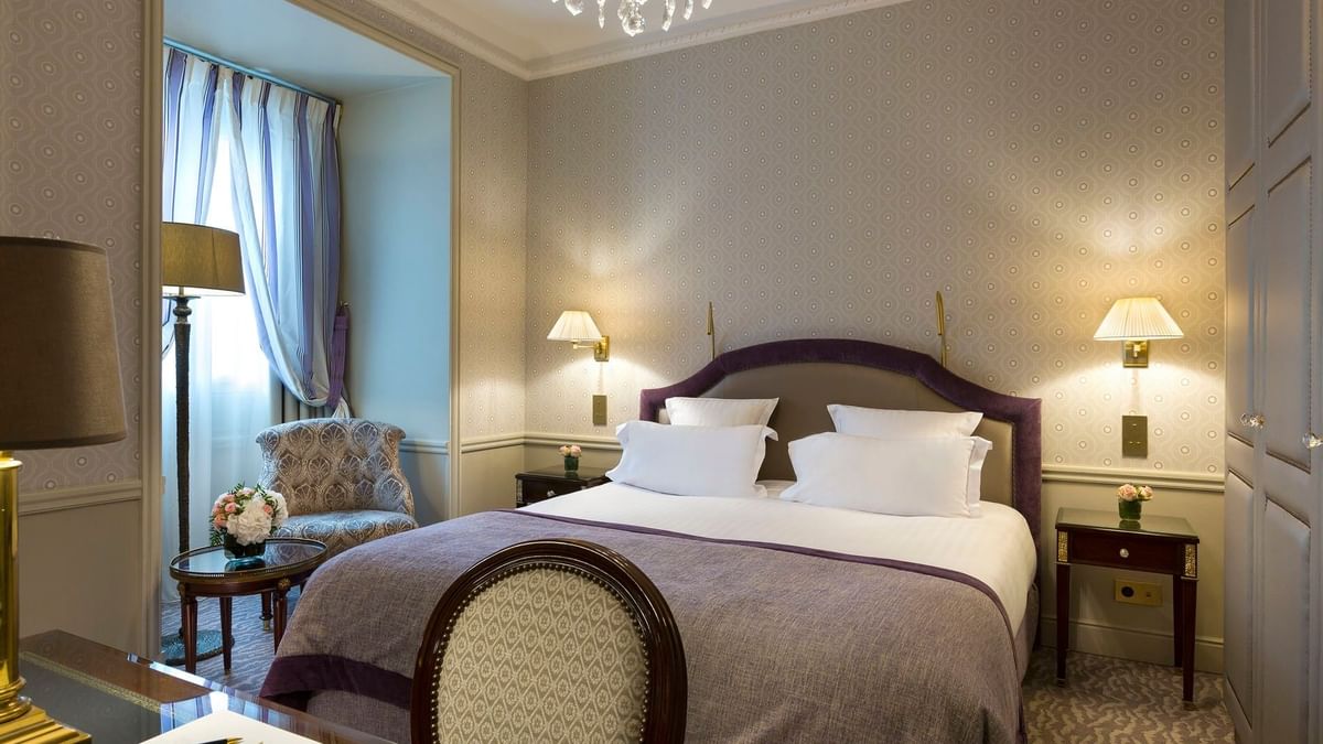 Élégante chambre Executive avec un grand lit à l'Hôtel Westminster Paris.