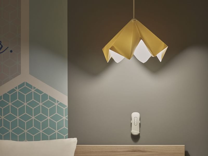 Primer plano de una lámpara de techo colgada en la habitación de One Hotels