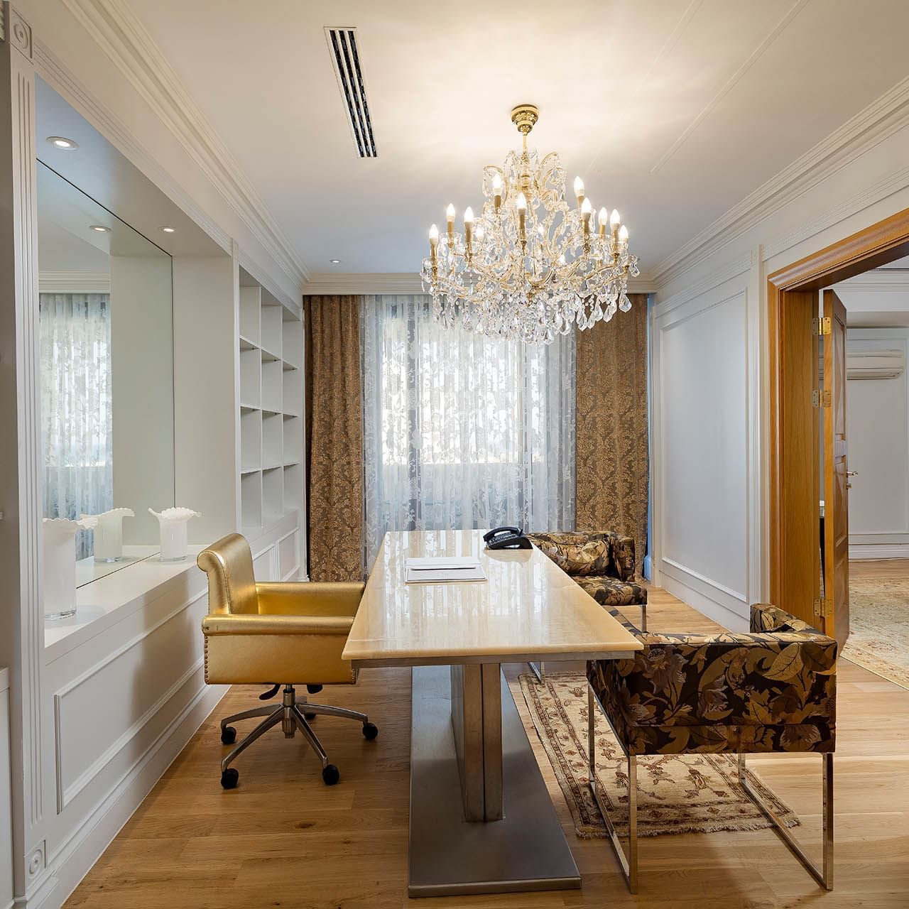 Хорошо продуманная рабочая зона в президентском люксе отеля Titanic Mardan Palace