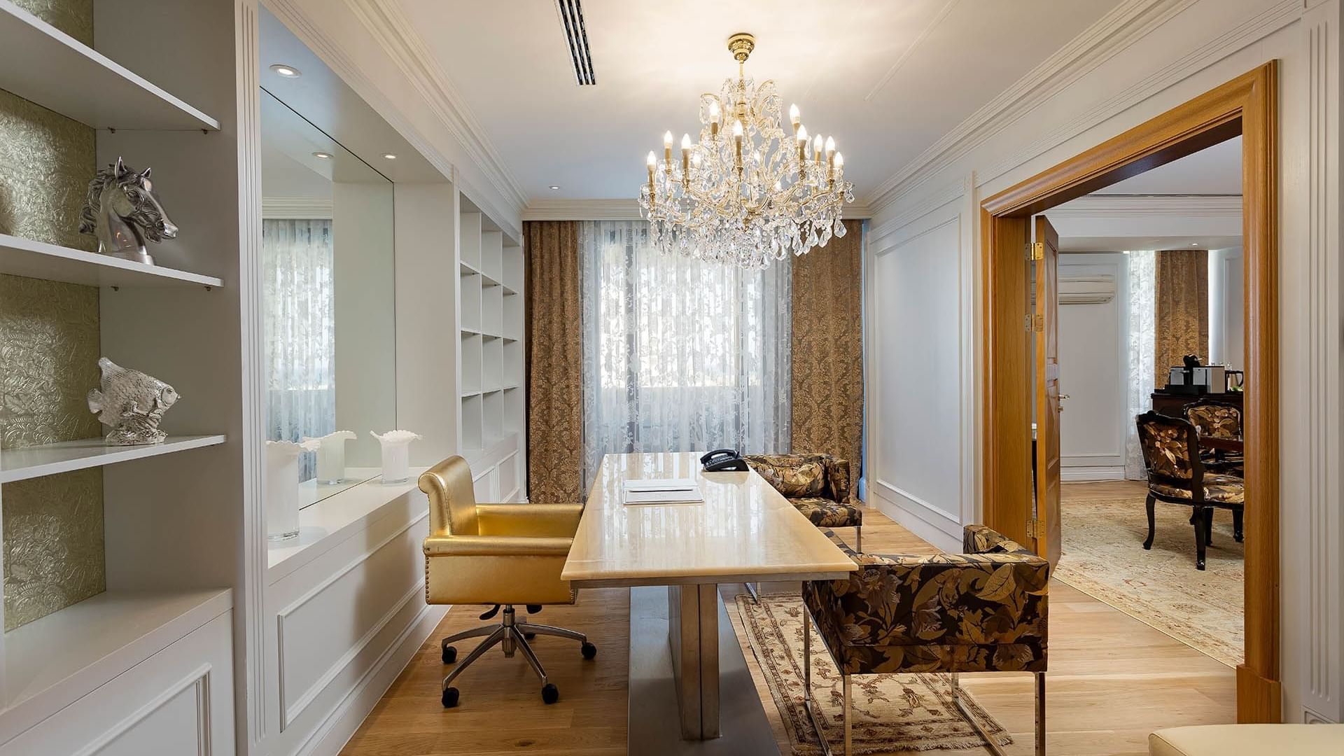 Хорошо продуманная рабочая зона в президентском люксе отеля Titanic Mardan Palace