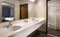 Coast Hilltop Inn - Washington State University Suite Bathroom
