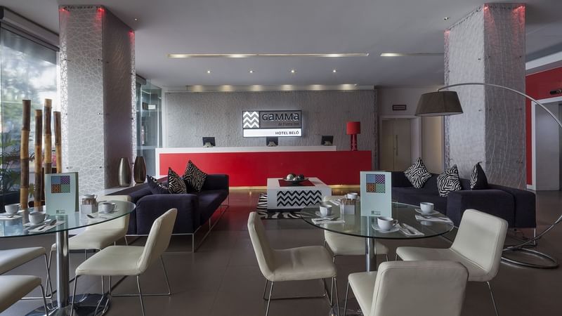 Lounge area in the hotel lobby at Gamma Morelia Beló