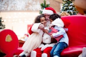 A Santa hugging two kids at Rosen Inn Universal