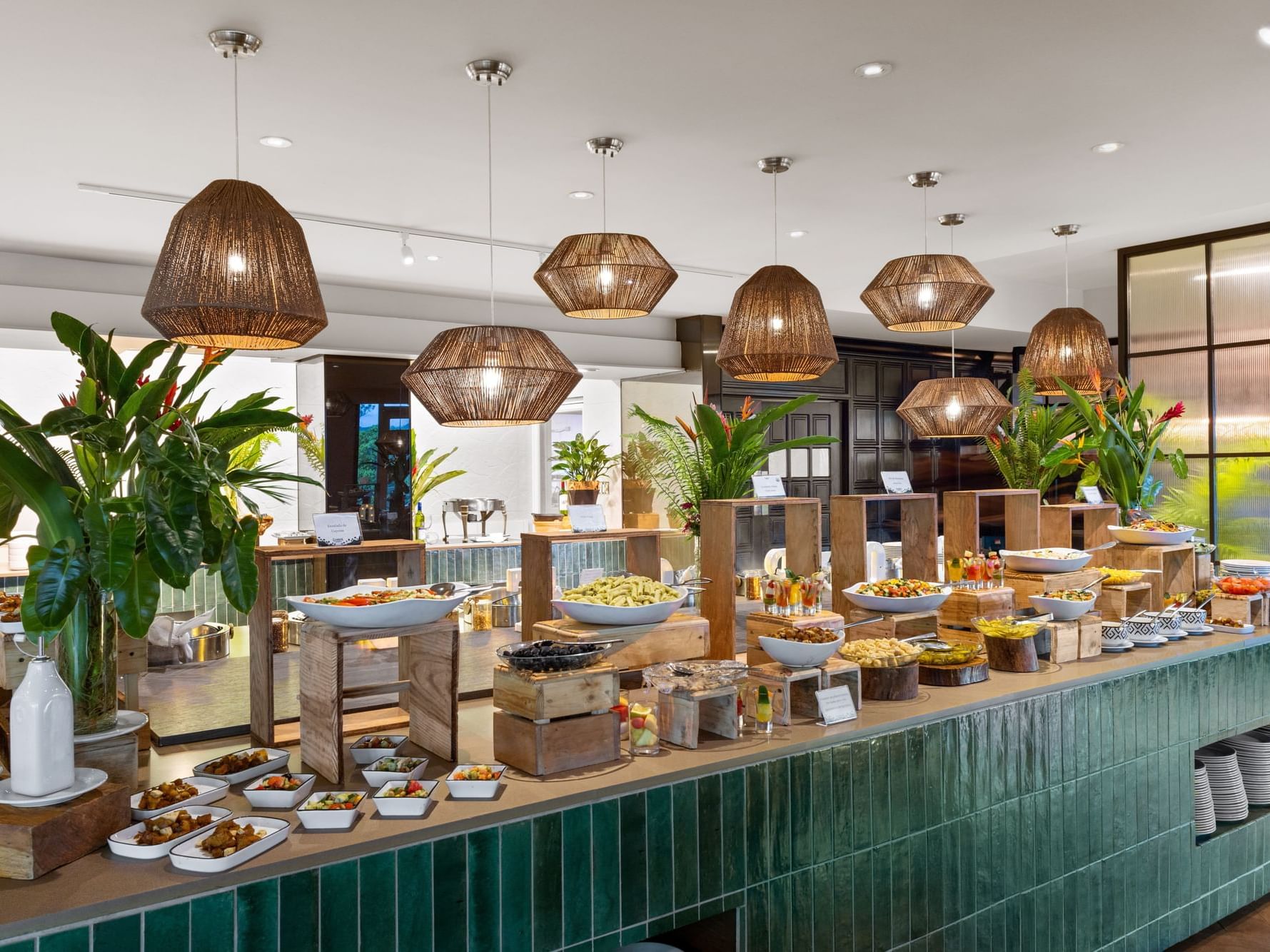 Buffet con lámparas artesanales, plantas tropicales y variedad de platos en El Corotú, Gamboa Rainforest Reserve
