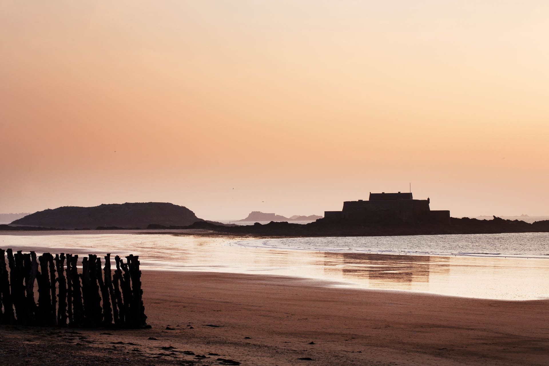 Bord de mer avec coucher de soleil près d'Escale Oceania Saint-Malo
