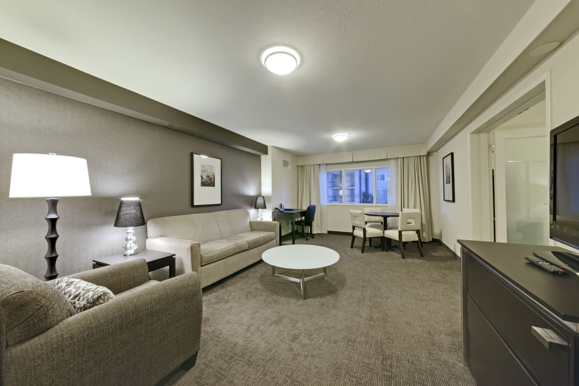 Coast-Kamloops-Premium-Suite-1-King-Parlour 1