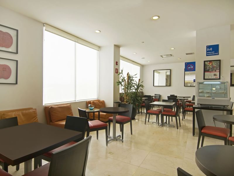 Interior de una zona de comedor en la sala de desayunos de One Hotels