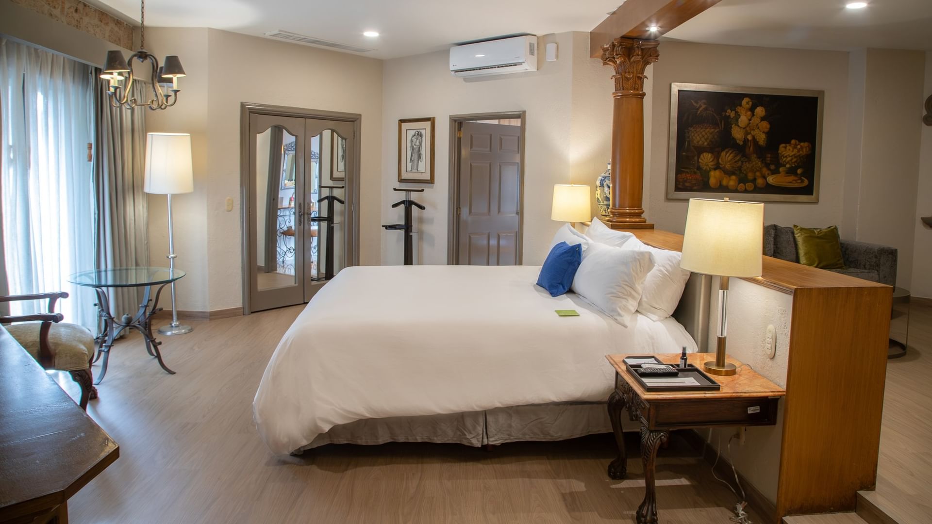 Suite Gran Clase King con cama king, columna decorativa y mesa de cristal en Quinta Real Guadalajara