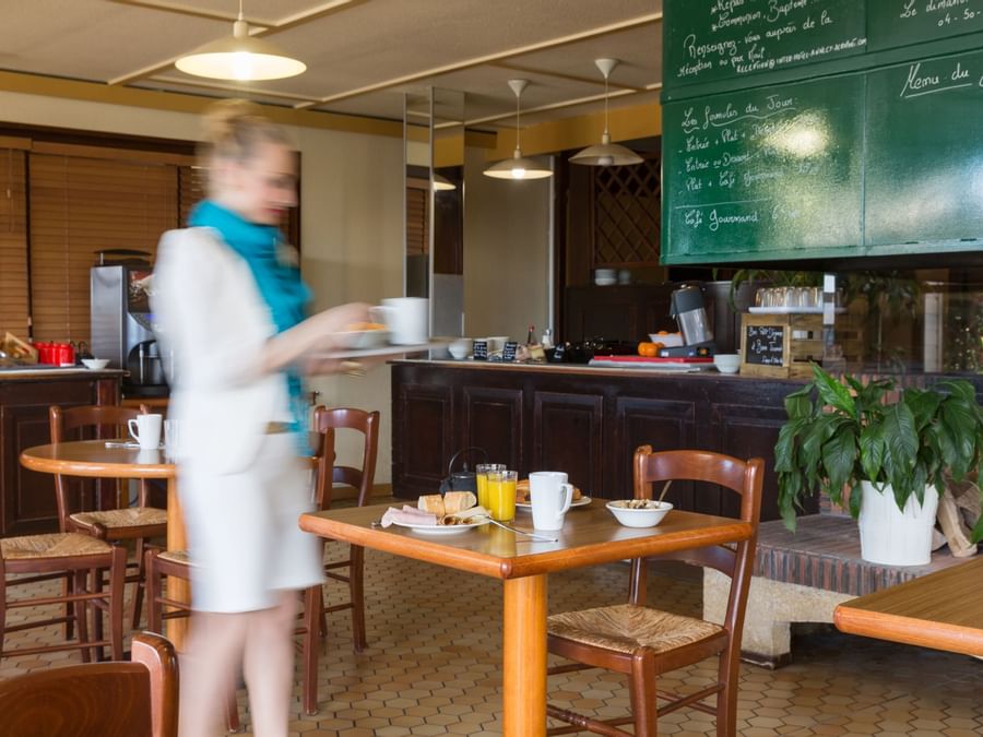 A waitress serving at Hotel Annecy Aeroport