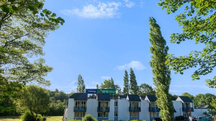 An outdoor dining area at Chateau du Rivau