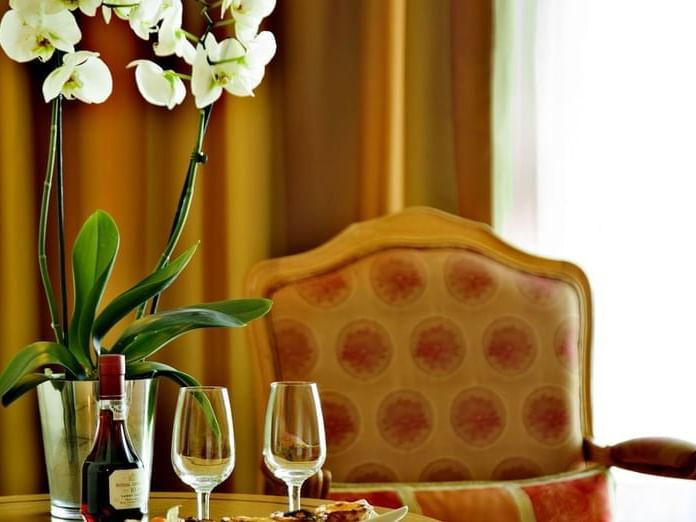 Wine by a flower pot in Junior Suite at Hotel Cascais Miragem