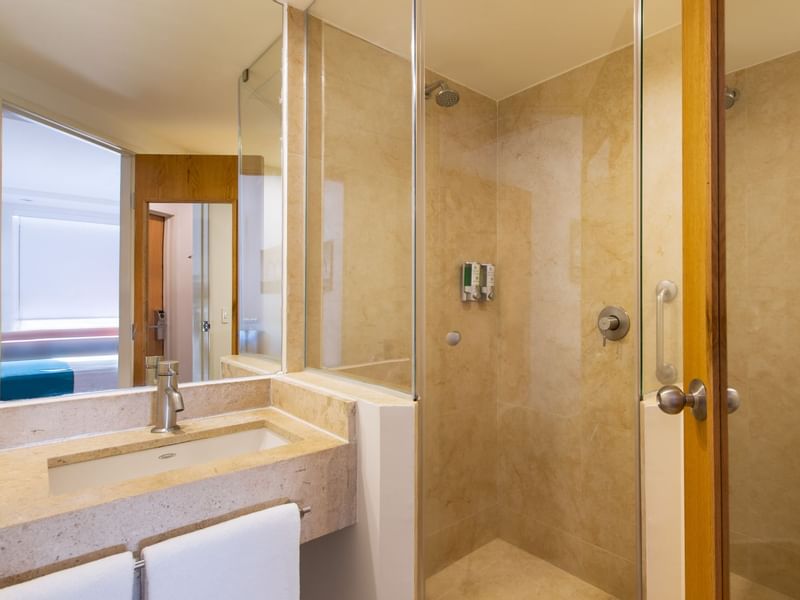 Tocador de baño en habitación doble superior con dos camas individuales en One Hotels