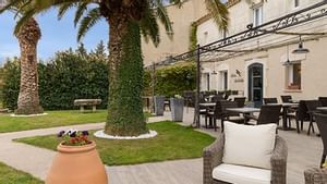 Outdoor lounge & dining area at Val Baussenc