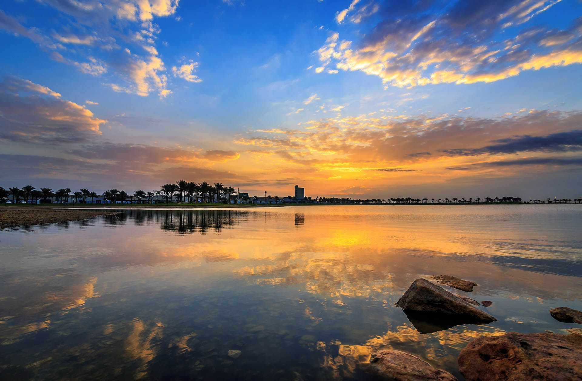 منظر شروق الشمس من بحيرة مدن في الدمّام