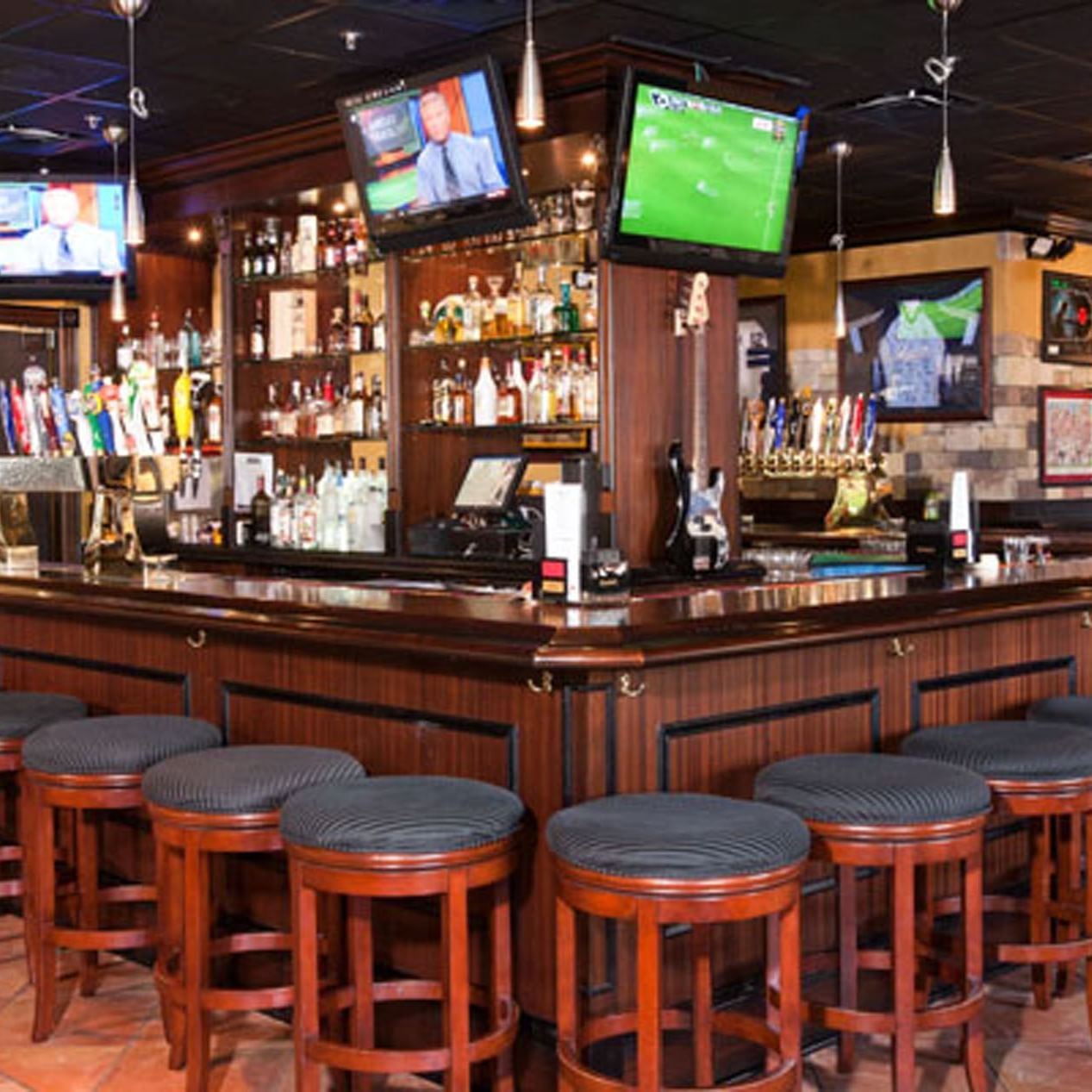 Bar counter in Frankie Farrell’s Irish Pub & Grille at Lake Buena Vista Resort Village & Spa