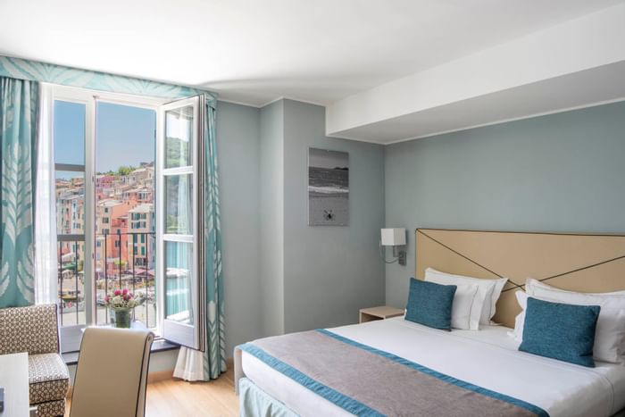Bed by the window-Hotel Portovenere   