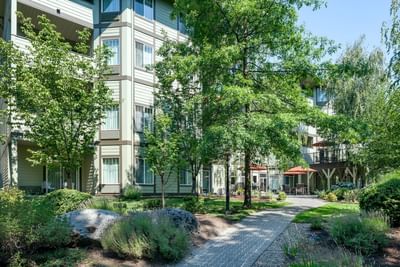 Garden area with entrance of Plaza Inn & Suites at Ashland Creek​