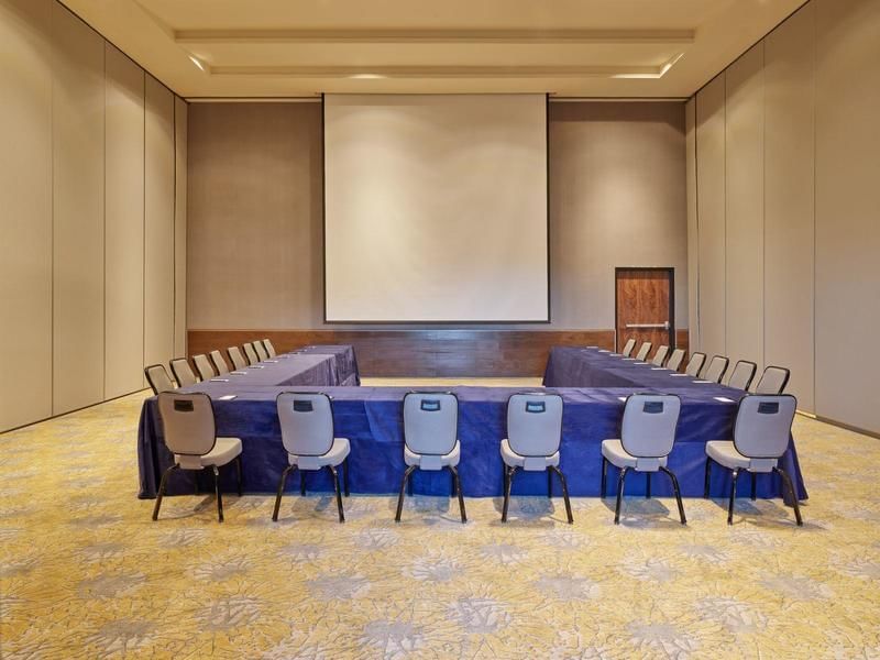 Instalación de mesa en forma de U en la sala de reuniones Senna de FA Hotels