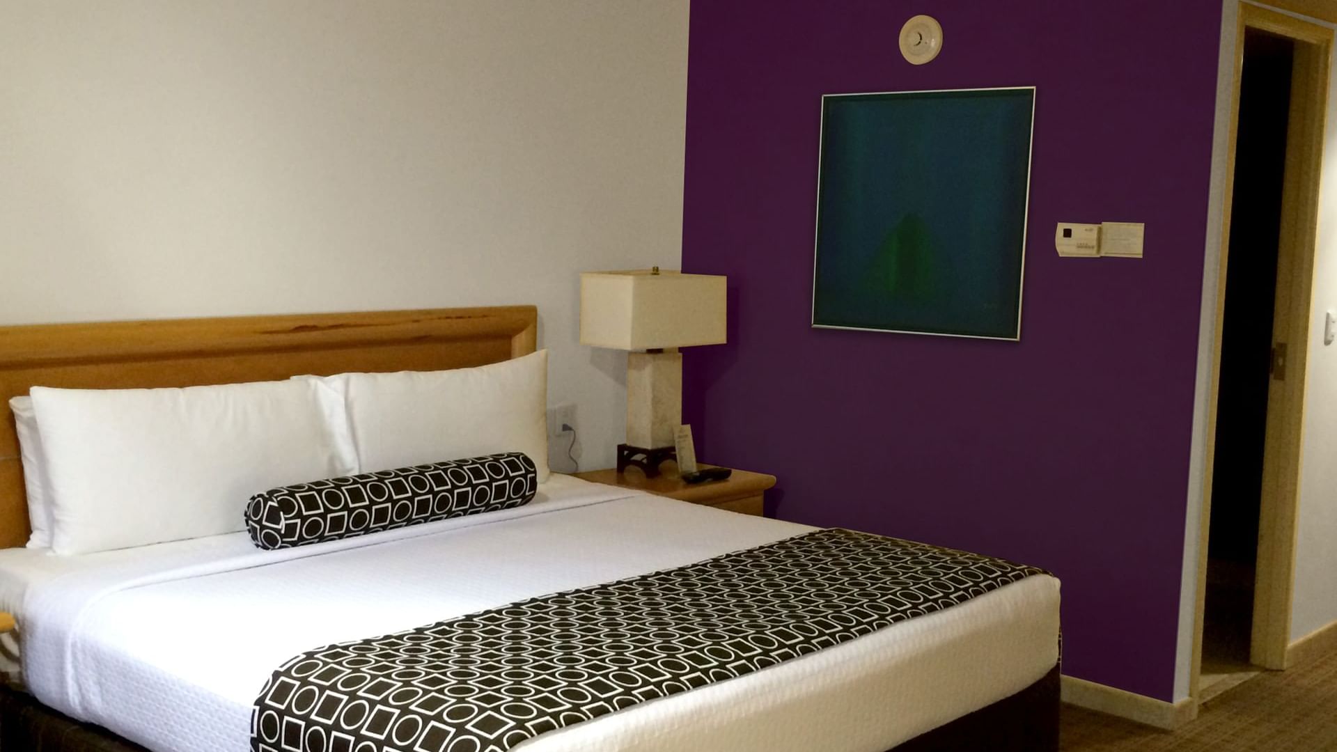 Bed & furniture in Superior king room at Gamma Xalapa Nubara