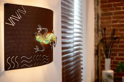Mosaic gecko art piece on the wall  in King Superior Southwest at Retro Suites Hotel