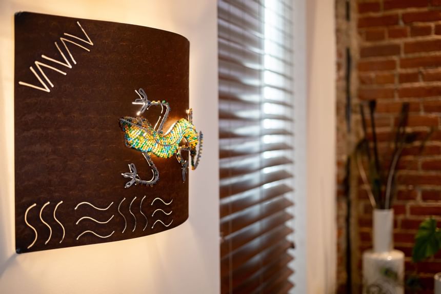 Mosaic gecko art piece on the wall  in King Superior Southwest at Retro Suites Hotel