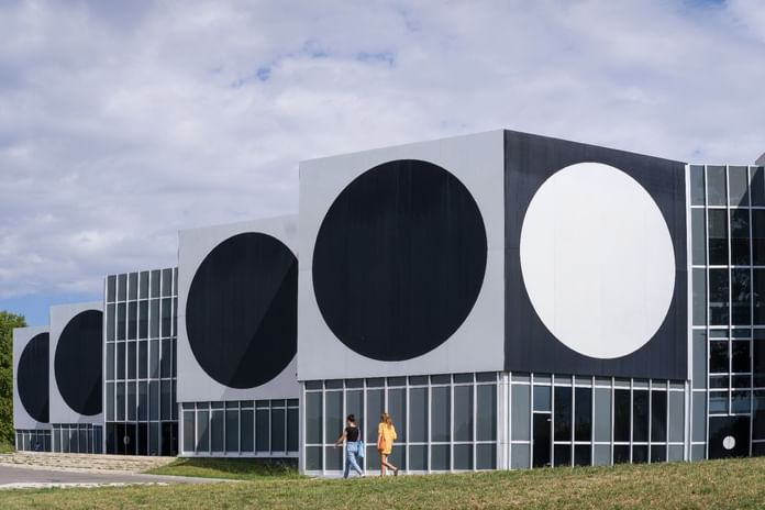 Extérieur de la Fondation Vasarely près des Hôtels Oceania