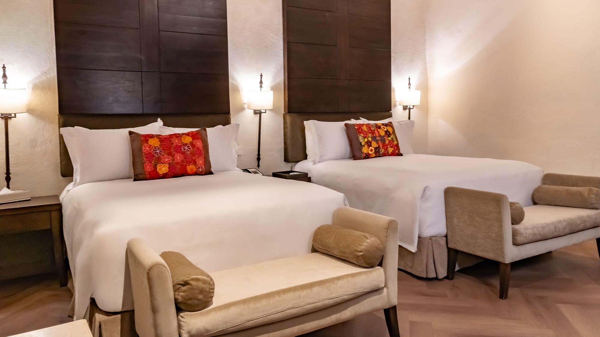 Suite Gran Clase con 2 camas dobles y mobiliario elegante en Quinta Real Puebla, Heroica Puebla de Zaragoza