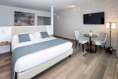 Luceo Room with a double bed & a TV at Sublimis Boutique Hotel Camogli