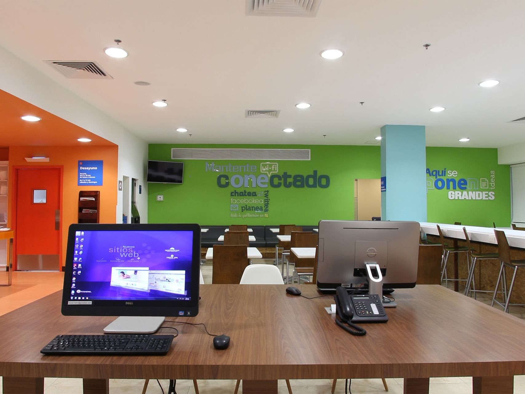 Primer plano de los puestos de trabajo del Business Center de One Hotels