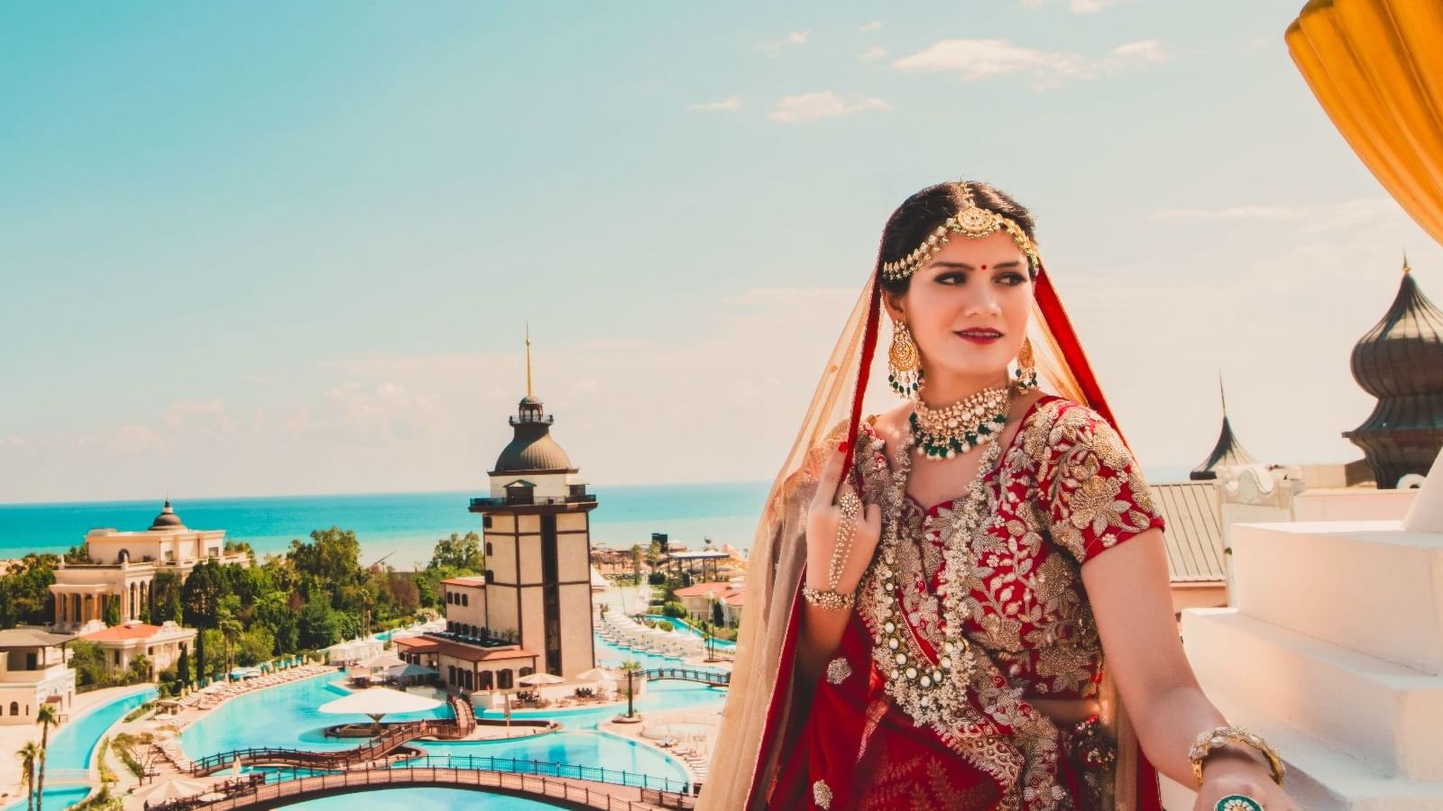 Titanik Mardan Palace'ta güneşli bir günde manzaraya bakan bir görüntü için poz veren gelin