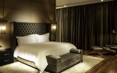 Dormitorio con cama king en Live Aqua Urban Resort México