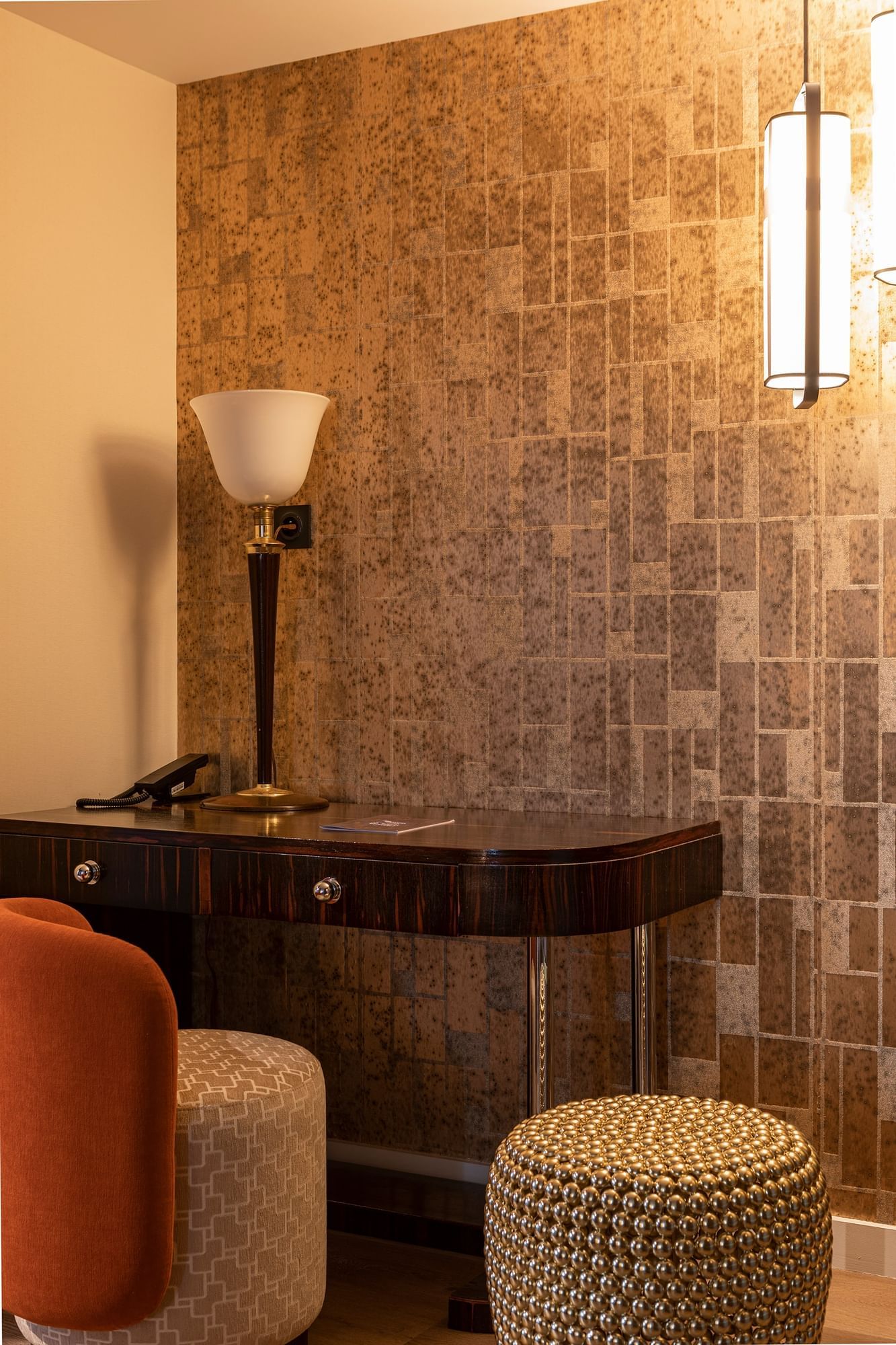 Un bureau avec une lampe à l'Oceania Le Conti Brest