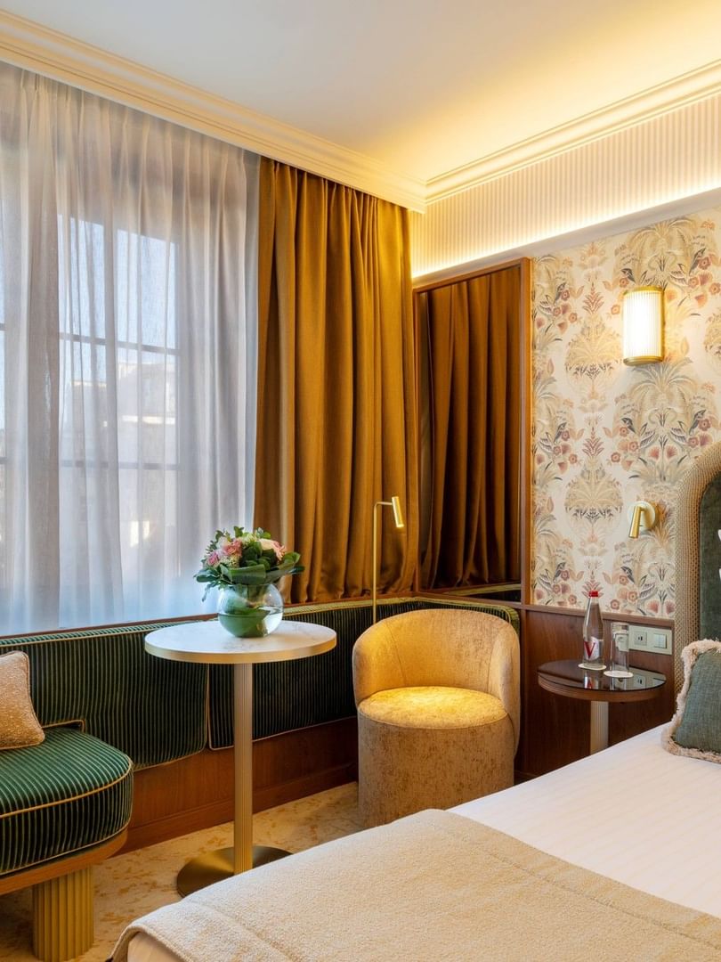 Superior Kamer met elegant behang, comfortabel bed en zithoek bij het raam in Warwick Brussels Grand-Place