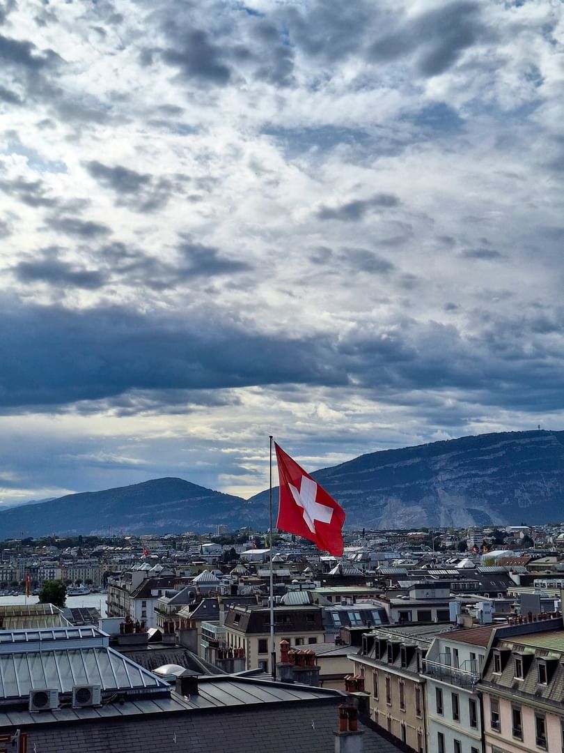 Vue panoramique sur la ville de Genève et les montagnes depuis la suite Penthouse Terrace du Warwick Geneva.