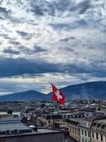Vue panoramique sur la ville de Genève et les montagnes depuis la suite Penthouse Terrace du Warwick Geneva.