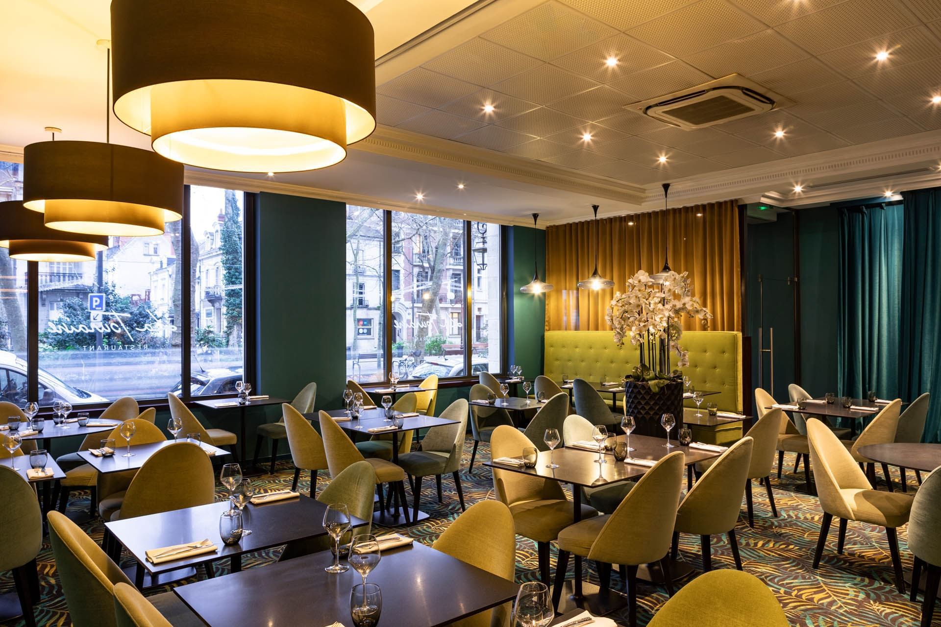 Tables à manger à La Touraine à Oceania L'Univers Tours