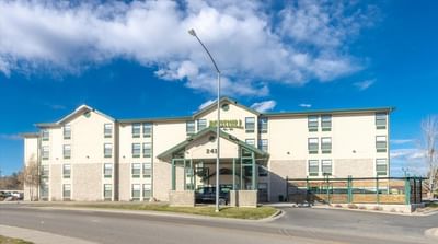 Front view of hotel exterior and the street at Boothill Inn & Suites