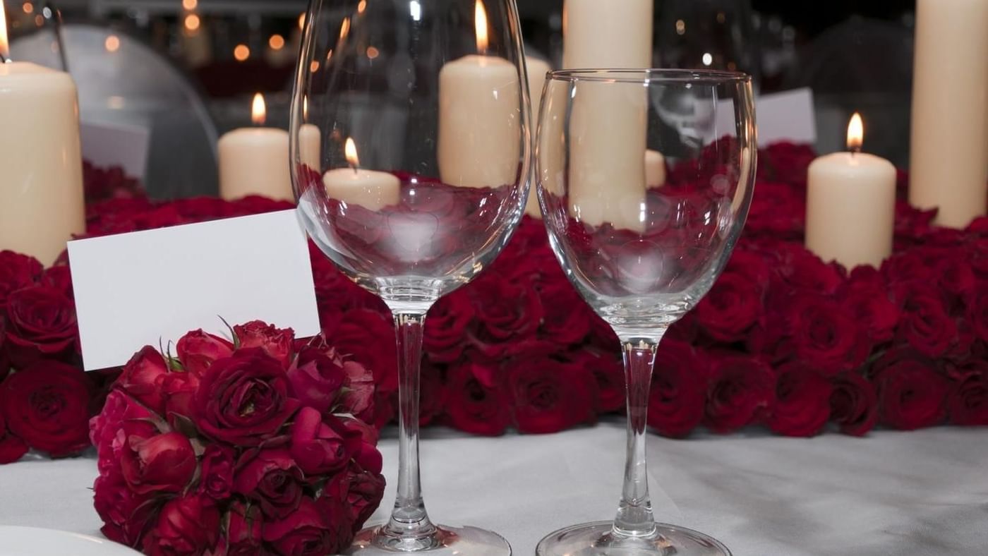 Close-up de copas de vino y rosas en Grand Fiesta Americana