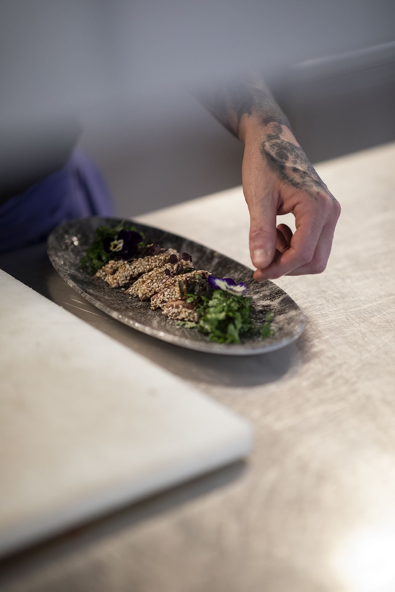 Gros plan sur un plat de fruits de mer bien préparé servi dans un restaurant à l'Oceania Paris Roissy CDG
