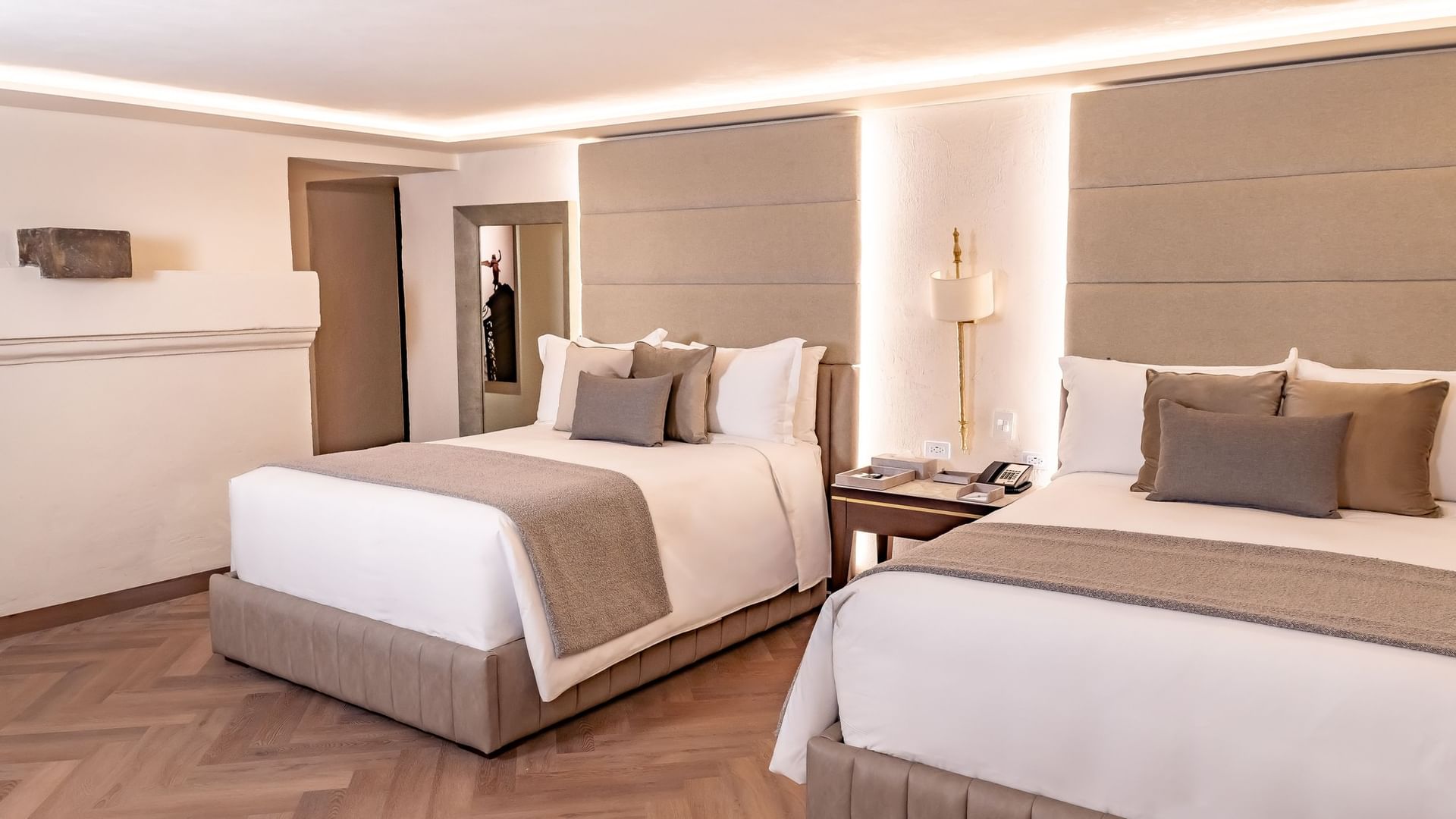 Dos camas Queen en habitación Premium con decoración elegante en Quinta Real Puebla, Heroica Puebla de Zaragoza