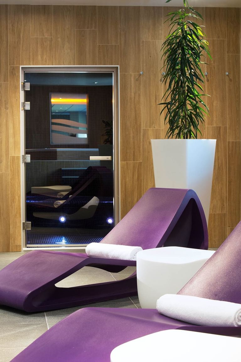 Relaxing beds in Wellness & Spa at Oceania Clermont Ferrand
