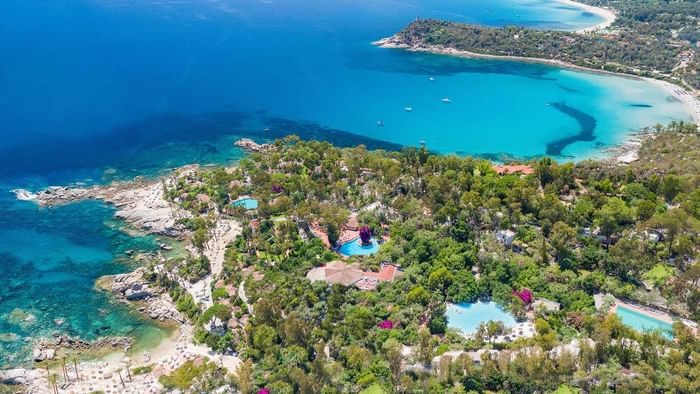 Vista aerea del resort sul mare con piscine e vegetazione rigogliosa di Falkensteiner Group