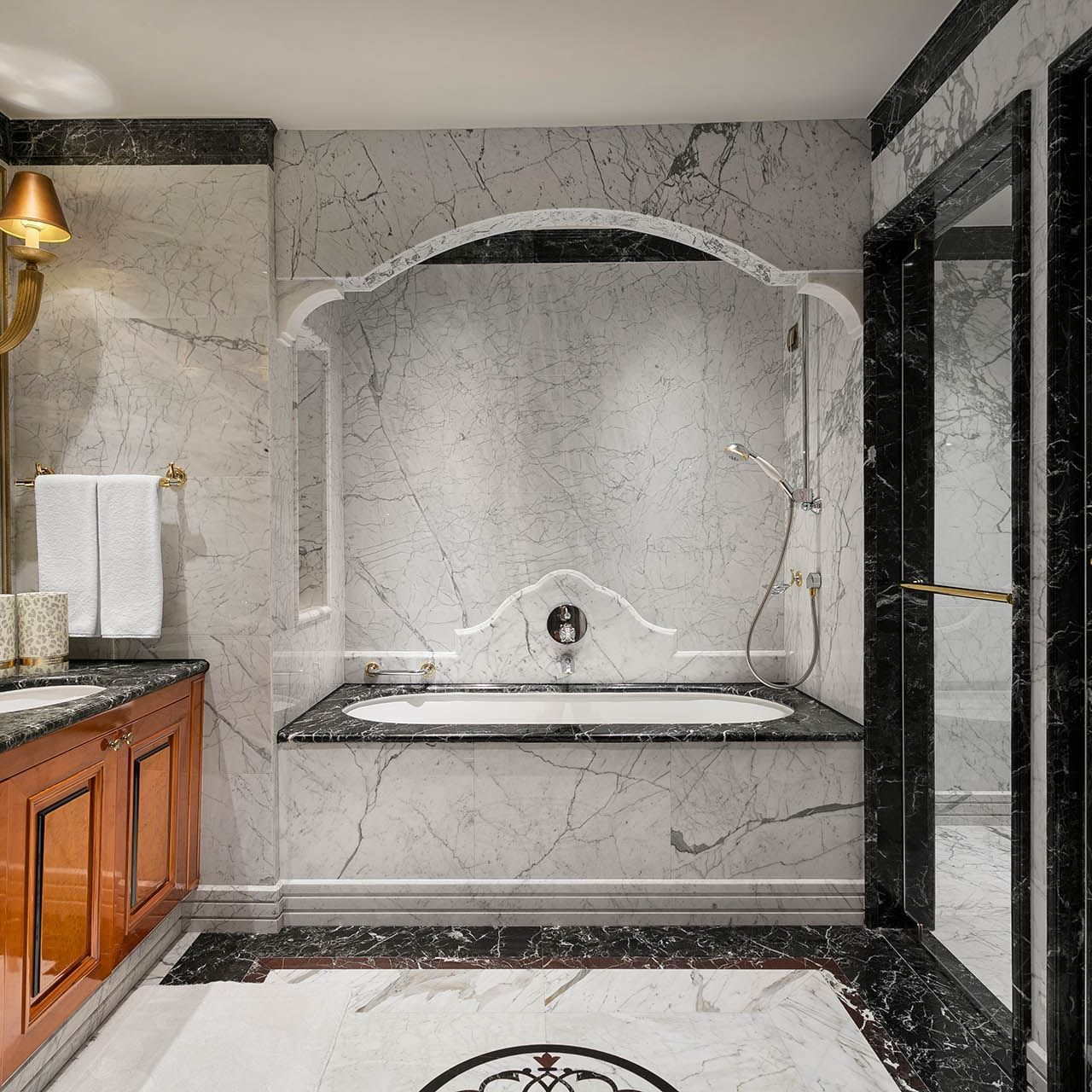 Titanic Mardan Palace’daki Premium Aile Odasında banyo ve küvet