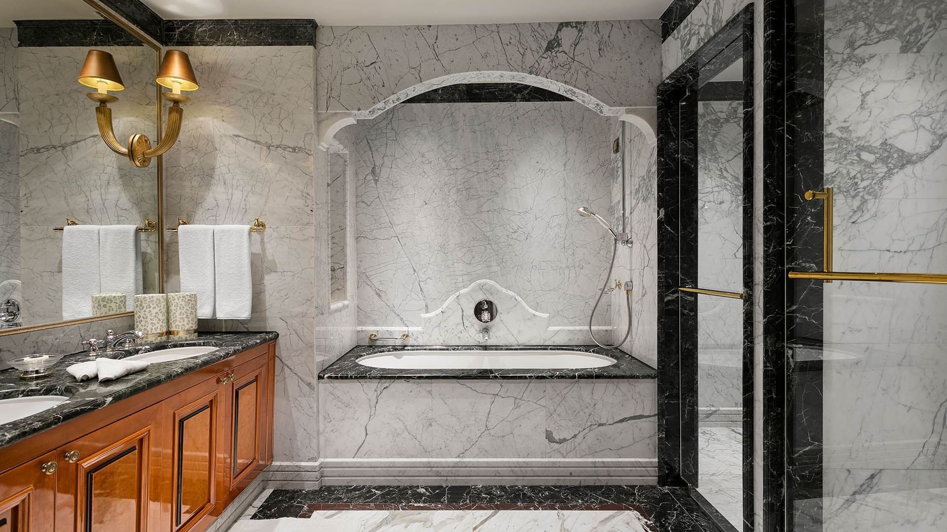 Titanic Mardan Palace’daki Premium Aile Odasında banyo ve küvet