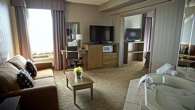 Couch with working table and a jacuzzi - Monte Carlo Inn Airport