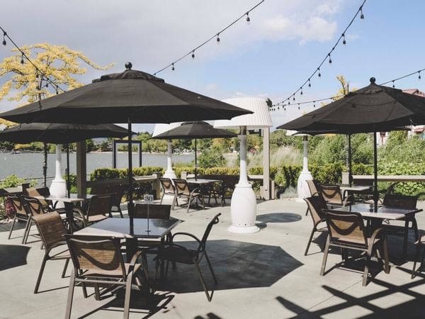 Dining area at the Patio in Manteo Resort