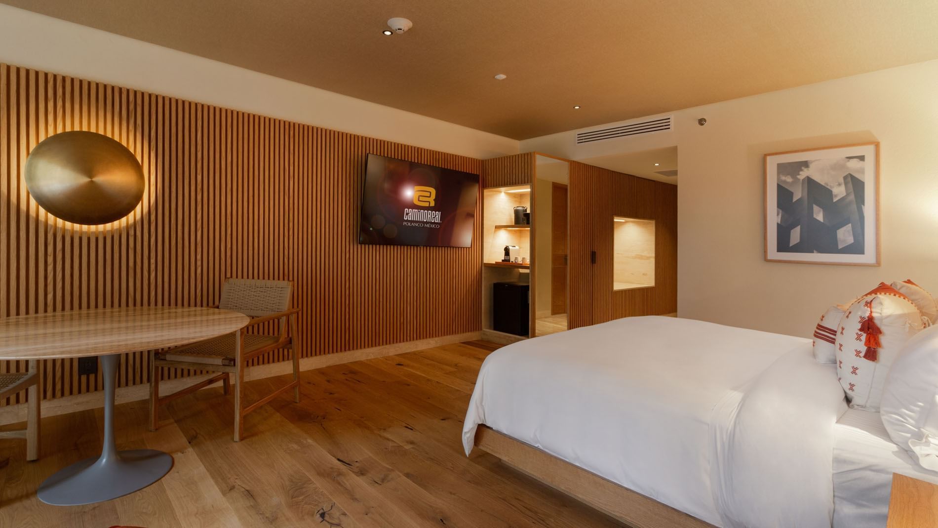 Habitación King Superior Camino Real Club con vista al jardín, TV en pared y piso de madera en Camino Real Polanco México